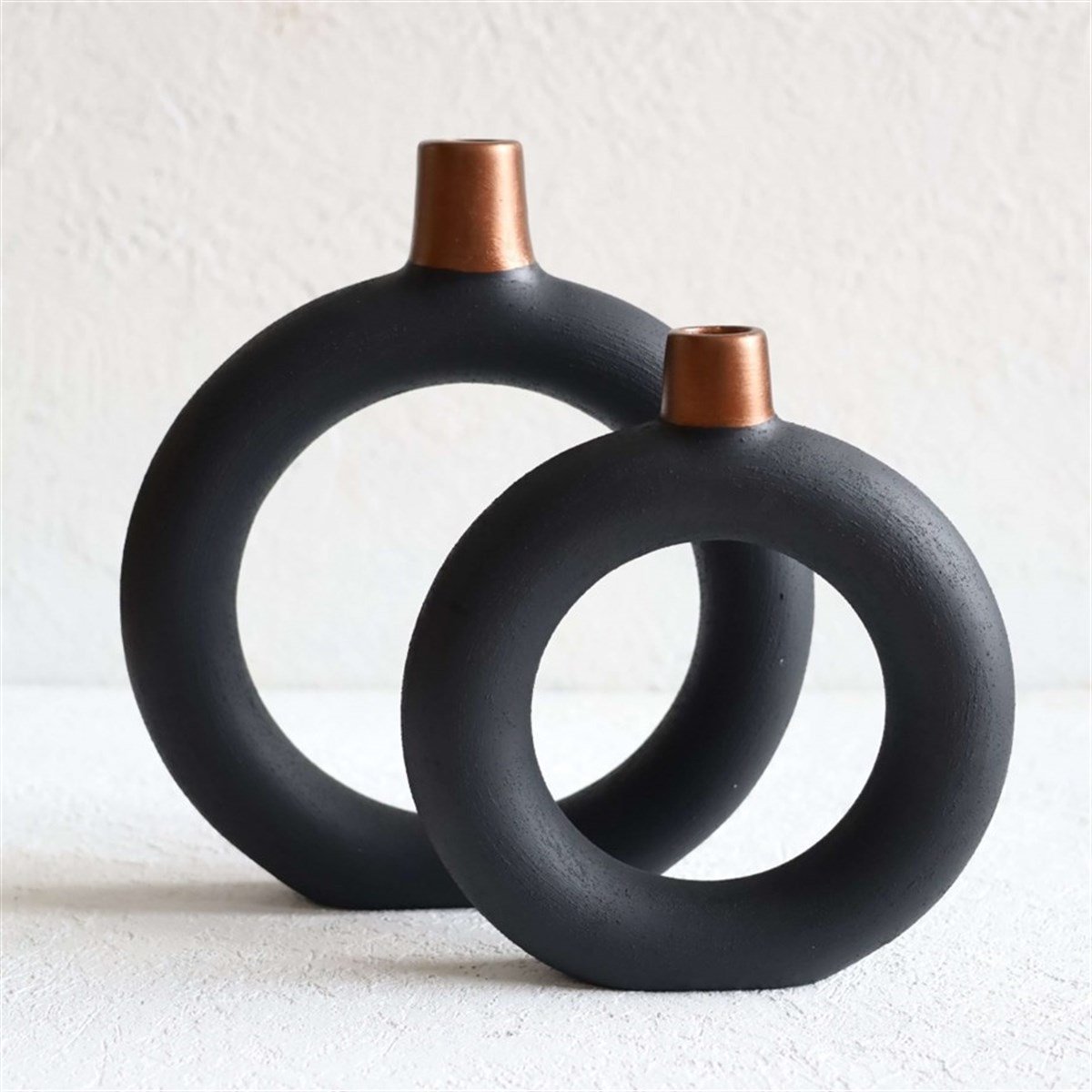 مزهرية ذات حلقة سوداء مزدوجة