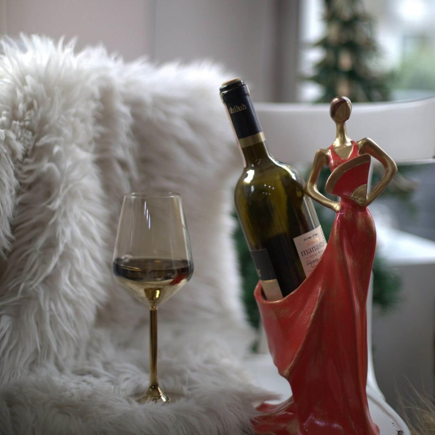 رف النبيذ النسائي من بيرلا بزهرة الرمان