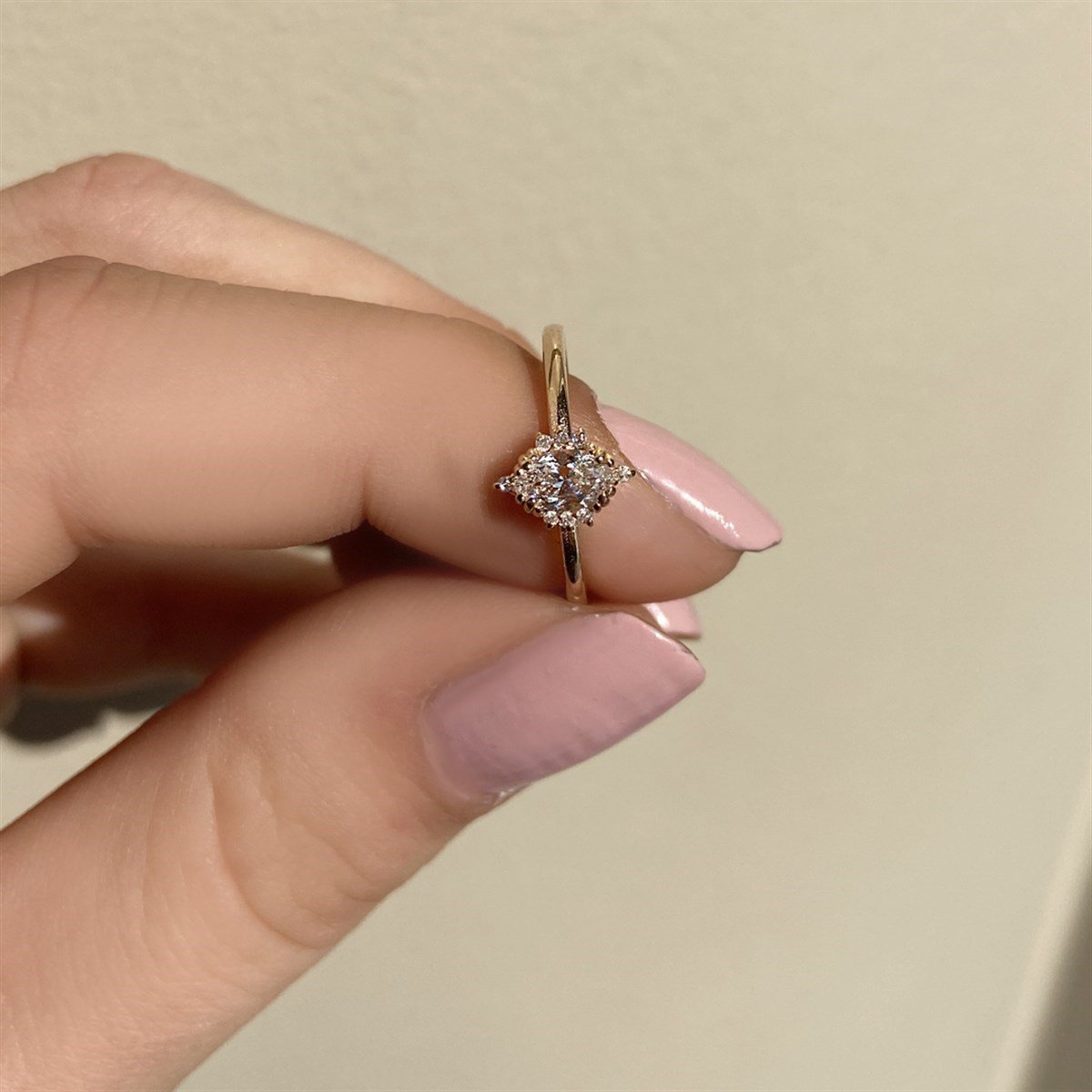 0.70 Karat Gia Sertifikalı Oval Tasarım Pırlanta Yüzük D Renk