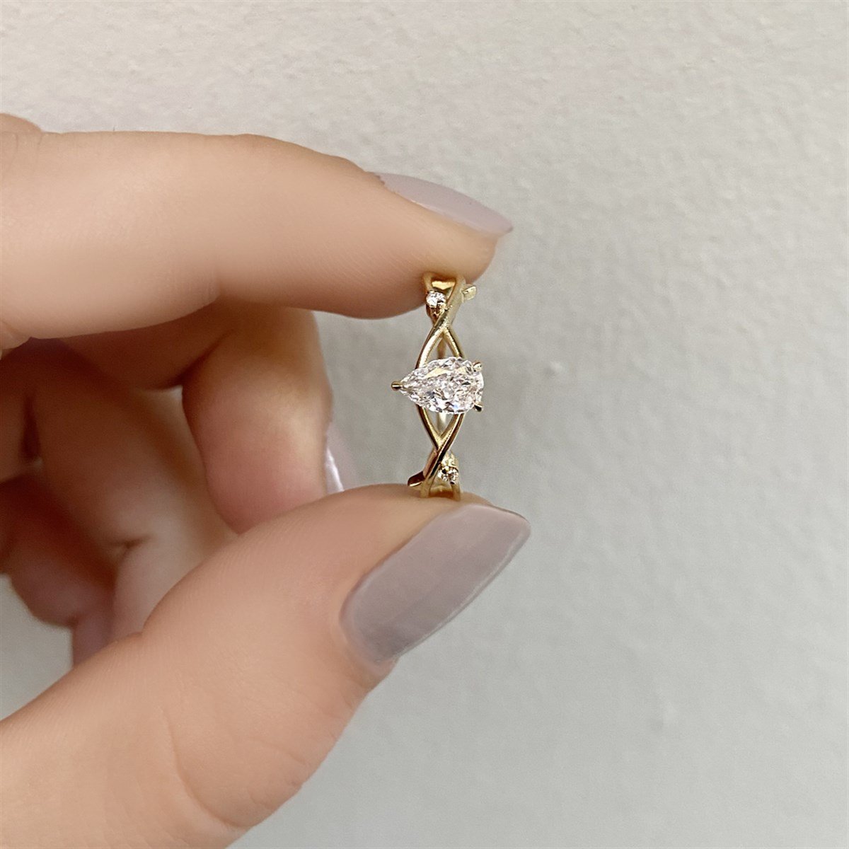 0.80 Karat Gia Sertifikalı Damla Kesim Tasarım Pırlanta Yüzük D Renk