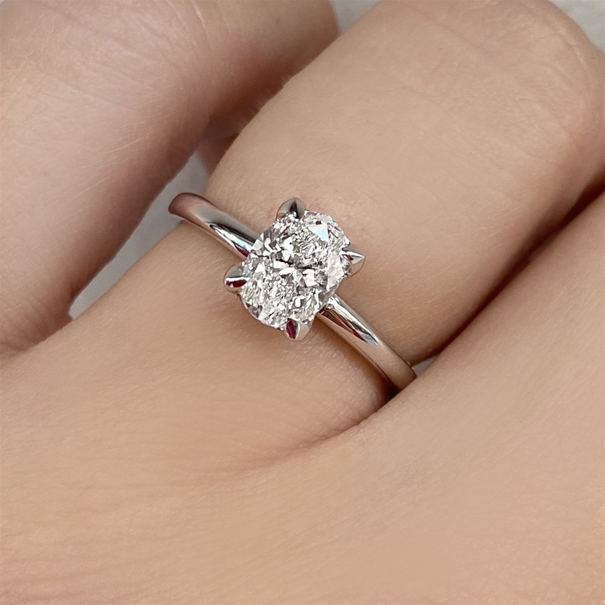 0.90 Karat Gia Sertifikalı Beyaz Pırlanta Oval Yüzük E Renk