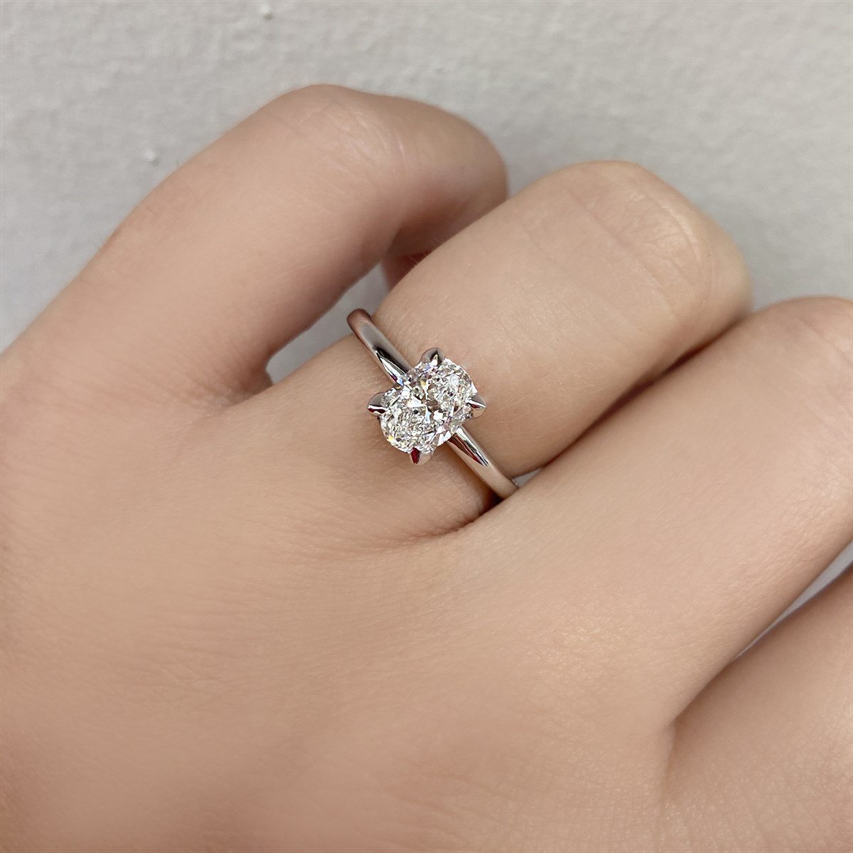 0.90 Karat Gia Sertifikalı Beyaz Pırlanta Oval Yüzük E Renk