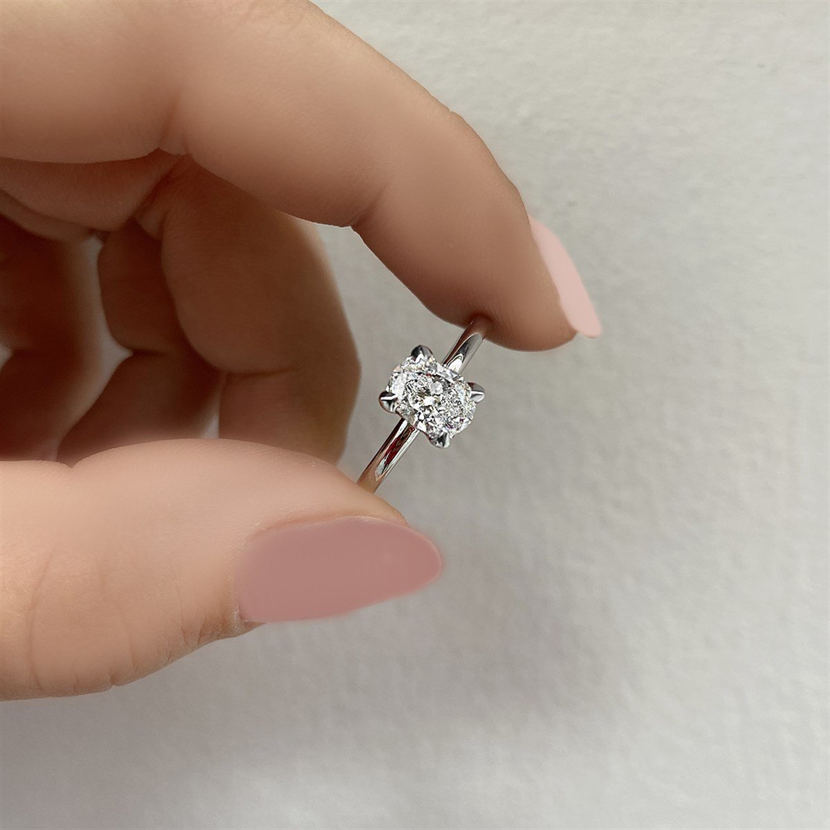 0.90 Karat Gia Sertifikalı Beyaz Pırlanta Oval Yüzük E Renk