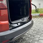 Dacia Jogger Parlak Siyah Arka Tampon Eşiği 2022 Yılı ve Sonrasına Uyumludur