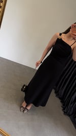Askıları Farklı Tokalı Keten Elbise Siyah