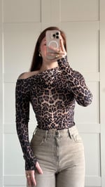 Büzgü Drape Detaylı Vücuda Oturan Uzun Kollu Esnek Örme Bluz Leopar