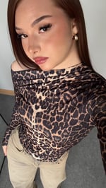 Büzgü Drape Detaylı Vücuda Oturan Uzun Kollu Esnek Örme Bluz Leopar