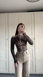 Büzgü Drape Detaylı Vücuda Oturan Uzun Kollu Esnek Örme Bluz Leopar