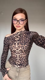 Büzgü Drape Detaylı Vücuda Oturan Uzun Kollu Esnek Örme Bluz Leopar