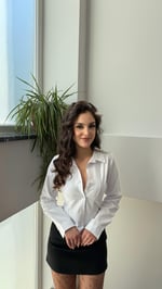 Çan Kollu Vücuda Oturan Gömlek Beyaz