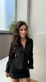 Çan Kollu Vücuda Oturan Gömlek Siyah