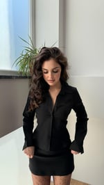 Çan Kollu Vücuda Oturan Gömlek Siyah