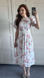 Floating Beyaz Pembe Çiçekli Elbise