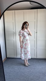 Floating Beyaz Pembe Çiçekli Elbise