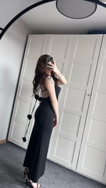 Gül Askılı Sırt Detaylı Siyah Elbise