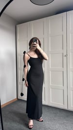 Gül Askılı Sırt Detaylı Siyah Elbise