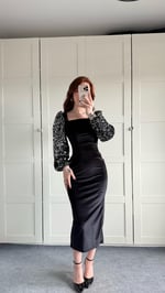 Kapuz Pul Payetli Kol Siyah Kadife Midi Elbise