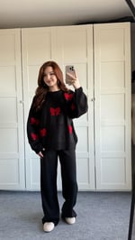Kırmızı Kurdele İşlemeli Siyah Triko Takım 