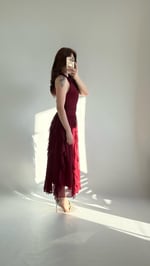 Şifon Drape Yaka Fırfırlı Elbise Bordo