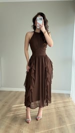 Şifon Drape Yaka Fırfırlı Elbise Kahverengi