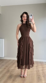 Şifon Drape Yaka Fırfırlı Elbise Kahverengi