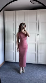 Tek Omuz Büzgülü pudra Elbise