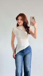 Vatkalı Asimetrik Sıfır Kol Bluz Beyaz