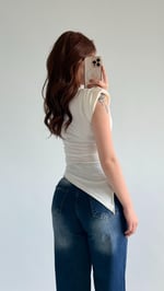 Vatkalı Asimetrik Sıfır Kol Bluz Beyaz