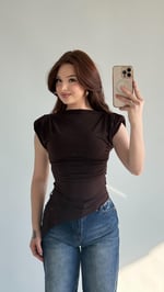 Vatkalı Asimetrik Sıfır Kol Bluz Kahverengi