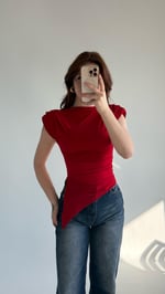 Vatkalı Asimetrik Sıfır Kol Bluz Kırmızı