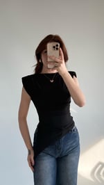 Vatkalı Asimetrik Sıfır Kol Bluz Siyah