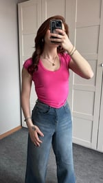 YANLARI BÜZGÜLÜ V YAKA TİŞÖRT PEMBE
