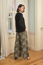 Arias Closet Çiçek Yaprak ve Etnik Desenli Uzun Kollu Pijama Takımı