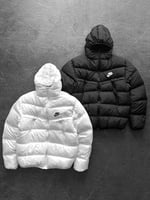 Siyah Kapşonlu Nike Mont