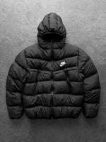 Siyah Kapşonlu Nike Mont