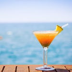 6PC Akrilik Martini Bardakları, 7oz Kırılmaz Plastikten Üretilmiş Plastik Martini Bardakları, Kırılmaz ve Havuz Kenarı, Açık Havada, Kamp ve Daha Fazla Kullanım için Mükemmel, Yeniden Kullanılabilir