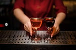Amehla Nick and Nora Coupe Kokteyl Bardakları - Elde Üfleme 2'li Set, Manhattan, Martini, Aperitif, Algonquin veya Liman Şarabı Servis Etmek için Küçük Düz Vintage Coupe Bardağı, 141 ml (Düz, 2)
