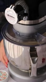Ariete Moderna Mutfak Şefi Siyah Gri 1589/02 - Döküm Gövde, Planet Mikser Yoğurma Makinesi, 1600 Watt, 11 hız, 5,5 Lt Paslanmaz Çelik Hazne, Sıçrama Önleyici Kapak, 3 Hazne Aparat