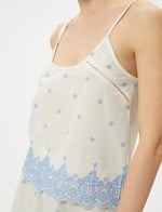 Askılı Pijama Üstü Çiçek İşlemeli U Yaka