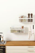 ATA HOME Banyor Yapışkanlı Mutfak Rafı Baharatlık Dolap İçi Düzenleyici 2'Li Mutfak Organizeri Plastik Askılı Beyaz 25 X 25