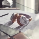 BANG & OLUFSEN Beoplay HX - Kablosuz Kulak Üstü Kulaklık - Adaptif Gürültü Engelleme, Konforlu Kulak Pedleri, Hafif Tasarım, 35 Saat Batarya Süresi - Kahverengi
