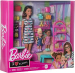 Barbie Bebekler ve Aksesuarlar Bir yetişkin ve iki küçük bebek ile 20'den fazla aksesuardan oluşan Barbie Okulumu Seviyorum oyun seti HRG85