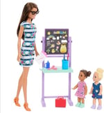 Barbie Bebekler ve Aksesuarlar Bir yetişkin ve iki küçük bebek ile 20'den fazla aksesuardan oluşan Barbie Okulumu Seviyorum oyun seti HRG85