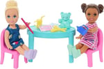 Barbie Bebekler ve Aksesuarlar Bir yetişkin ve iki küçük bebek ile 20'den fazla aksesuardan oluşan Barbie Okulumu Seviyorum oyun seti HRG85