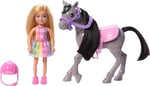 Barbie Chelsea™ Bebek ve Midilli Barbie Chelsea bebek ve oyuncak at seti, kask aksesuarı dahildir, bebeğin dizleri midilliye binmek için bükülebilir HTK29
