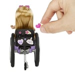 Barbie Chelsea bebek ve tekerlekli sandalye, hareketli tekerlekli, rampa, çıkartma levhası ve aksesuarları, sarı saçlı küçük bebek