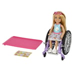 Barbie Chelsea bebek ve tekerlekli sandalye, hareketli tekerlekli, rampa, çıkartma levhası ve aksesuarları, sarı saçlı küçük bebek