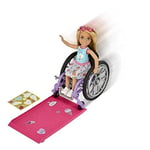 Barbie Chelsea bebek ve tekerlekli sandalye, hareketli tekerlekli, rampa, çıkartma levhası ve aksesuarları, sarı saçlı küçük bebek