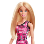 Barbie Çıkarılabilir, tek omuzlu, pembe elbisesi ve logo baskılı ayakkabılarıyla düz sarı saçlı bebek, HRH07