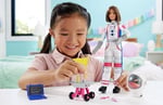 Barbie Deluxe Kariyer Bebek - Astronot Barbie Deluxe Kariyer Bebek - Astronot, tekerlekli keşif aracı ve uzay kaskı dahil 10 aksesuar HRG45